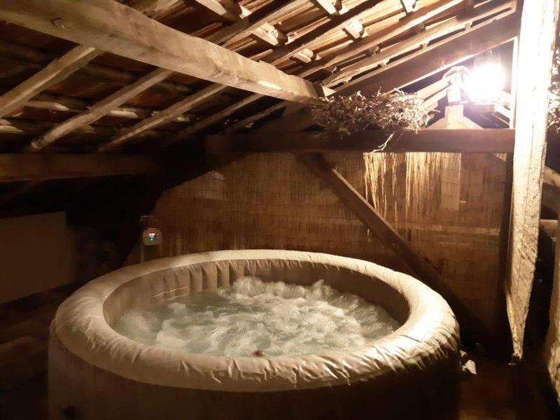 Gite, Jacuzzi & Vin Au Grenier De Madiran Eksteriør bilde